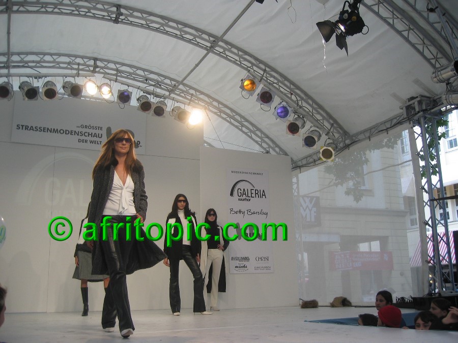 ../Images/Krefeld-Strssenmodenschau-2005 267.jpg